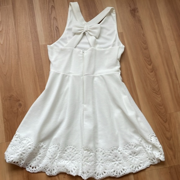 Girls white dress with bow detail in back - size 12 - Picture 2 of 3